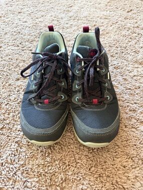 Women’s waterproof hiking sneakers